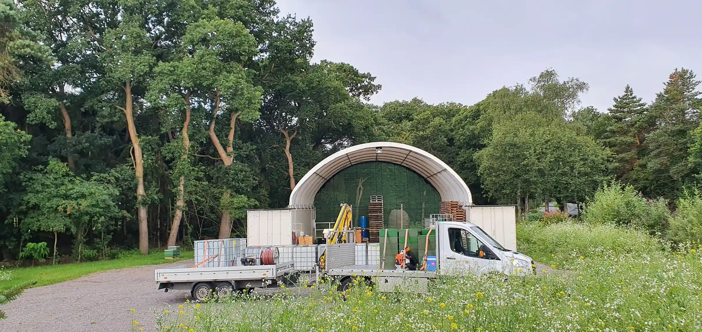 Blühwiese vor der Halle
